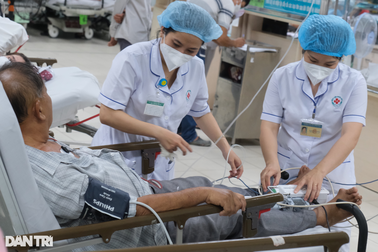 Vì sao nhiều nhân viên y tế rời bệnh viện công sang bệnh viện tư?