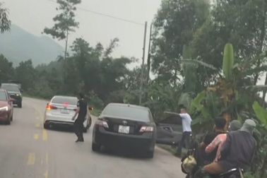 Xin vượt không được, nhóm thanh niên chặn đầu, hành hung, đập phá ô tô