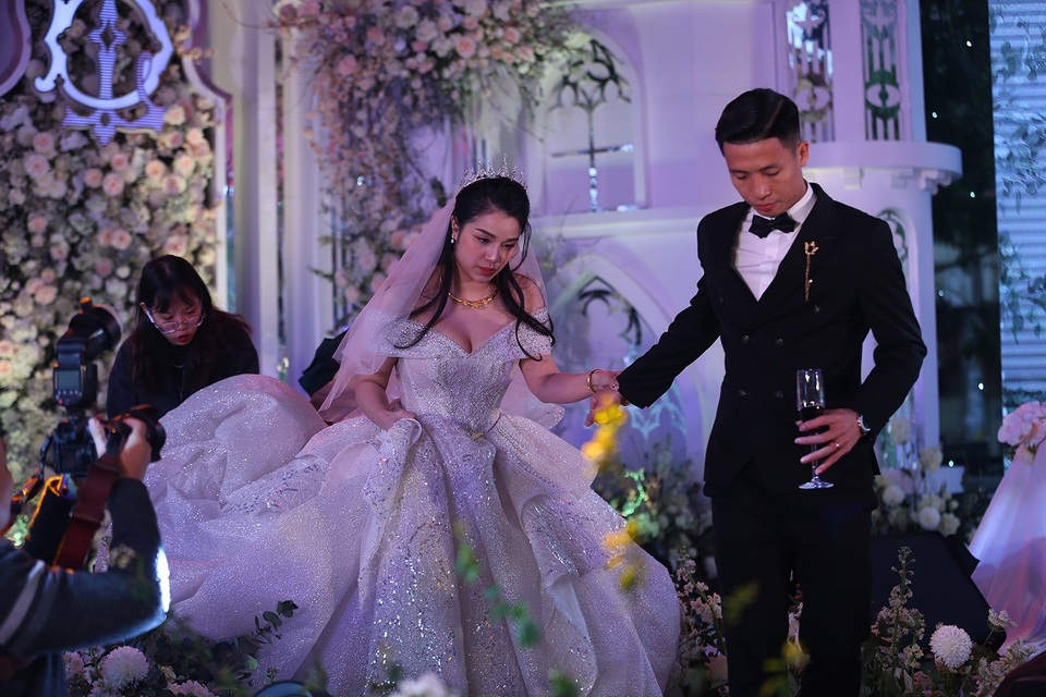 Đám cưới Tiến Dũng và Khánh Linh: Gần 2000 khách, bất ngờ quà cảm ơn - 10 Đám cưới Tiến Dũng và Khánh Linh: Gần 2000 khách, bất ngờ quà cảm ơn - 10