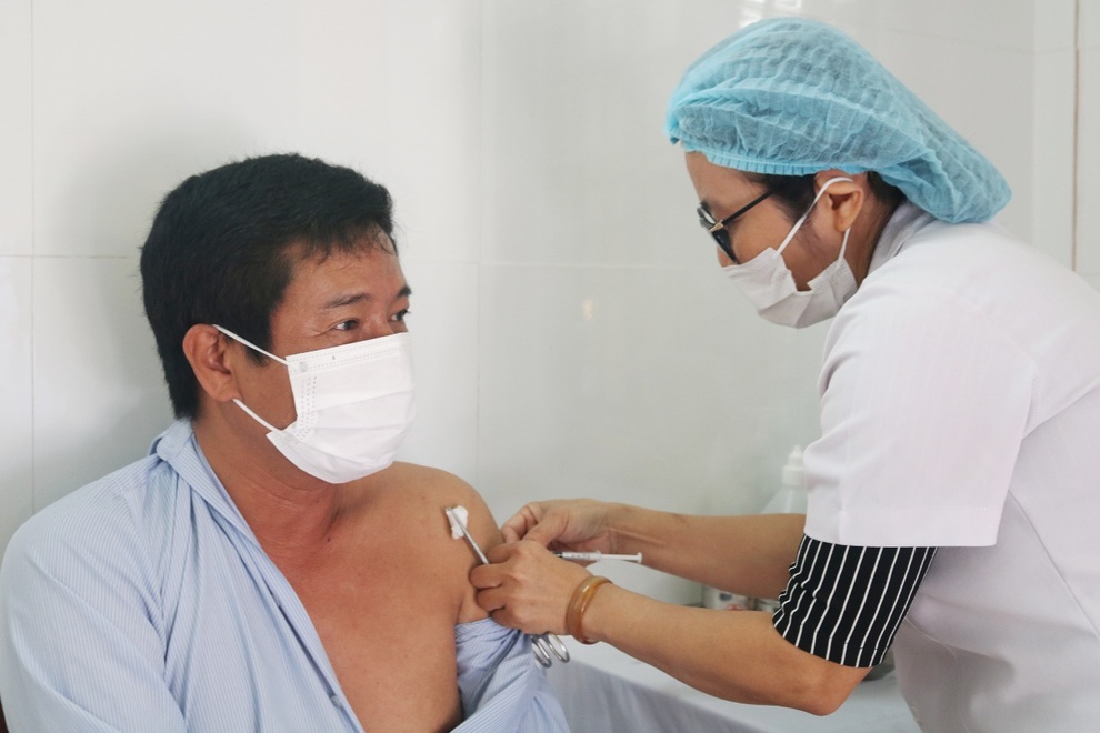 Các địa phương tiêm vắc xin phòng Covid-19 cho tuyến đầu chống dịch - 1 Các địa phương tiêm vắc xin phòng Covid-19 cho tuyến đầu chống dịch - 1