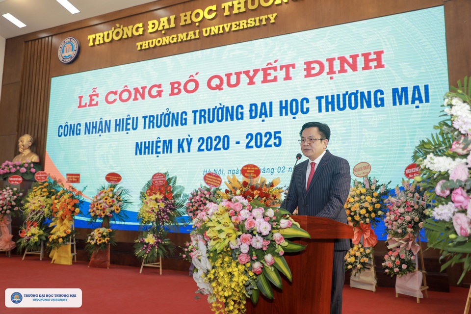 PGS.TS Nguyễn Hoàng được bổ nhiệm làm hiệu trưởng Đại học Thương Mại - 2 PGS.TS Nguyễn Hoàng được bổ nhiệm làm hiệu trưởng Đại học Thương Mại - 2