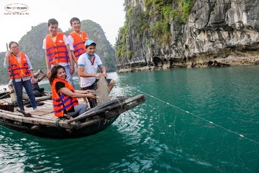 Tận hưởng ngày mới giữa vịnh Bái Tử Long