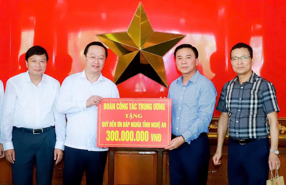 Trưởng ban Tổ chức Trung ương dâng hương tại nhiều địa chỉ đỏ dịp 27/7 - 4 Trưởng ban Tổ chức Trung ương dâng hương tại nhiều địa chỉ đỏ dịp 27/7 - 4