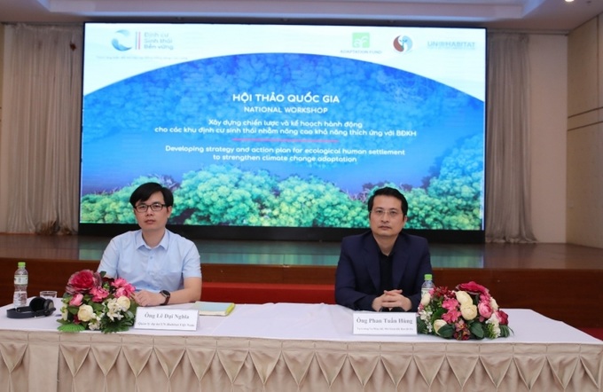 Ông Phan Tuấn Hùng, Vụ trưởng Vụ Pháp chế Bộ TNMT và ông Lê Đại Nghĩa, Quản lý dự án UN-Habitat Việt Nam cùng chủ trì Hội thảo