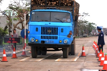 Sử dụng cân xách tay “bắt tại trận” xe quá tải trọng