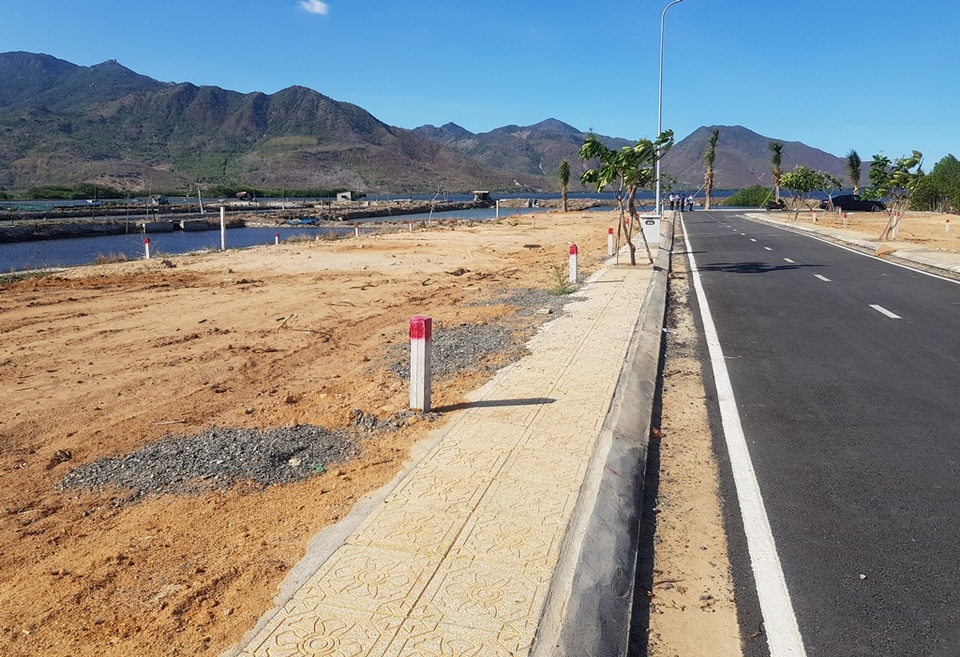 Lại nóng tình trạng phân lô bán nền ven đầm Thủy Triều - Khánh Hòa - 4 Lại nóng tình trạng phân lô bán nền ven đầm Thủy Triều - Khánh Hòa - 4