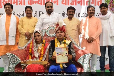 Quan chức Ấn Độ tặng gậy chống bạo hành cho 700 cô dâu