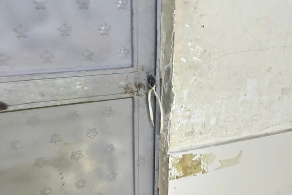 Cột dây bên ngoài cửa phòng trọ, cắt khóa trộm xe máy ở Bình Dương - 1 Cột dây bên ngoài cửa phòng trọ, cắt khóa trộm xe máy ở Bình Dương - 1