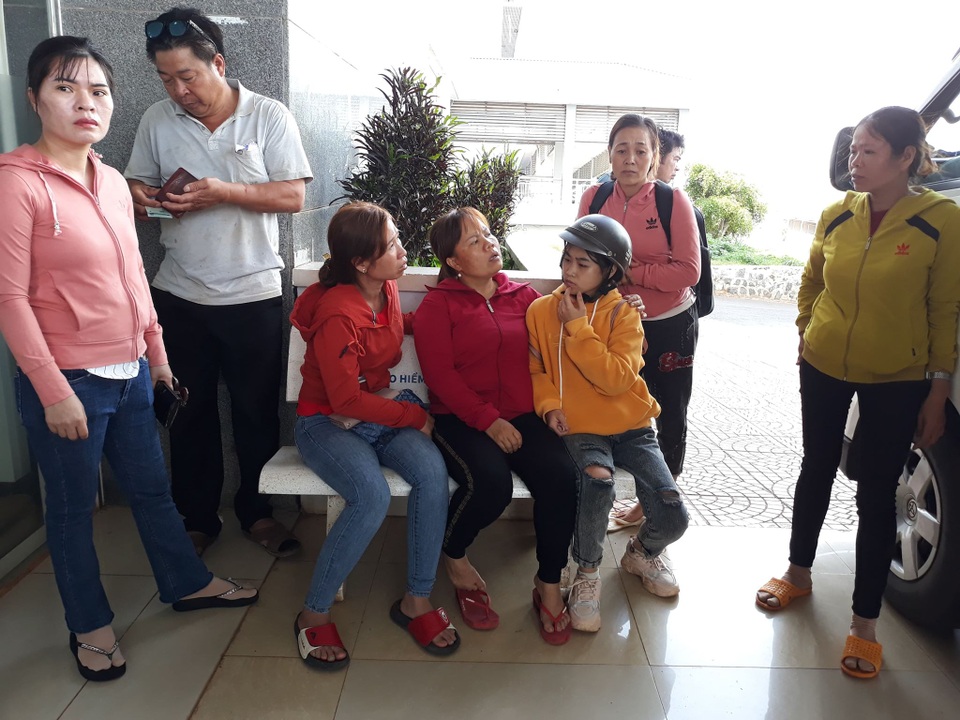 Vụ tai nạn 5 người tử vong: Bé gái thoát chết nhờ chạy đi mua bút - 2 Vụ tai nạn 5 người tử vong: Bé gái thoát chết nhờ chạy đi mua bút - 2