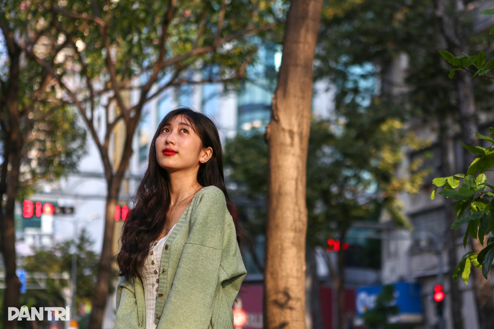 Giới trẻ háo hức chụp ảnh với hoa kèn hồng đang mùa nở rộ ở TPHCM - 8