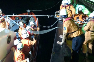 Cứu thành công thuyền viên tàu Thái Lan bị nạn ngoài khơi Nha Trang