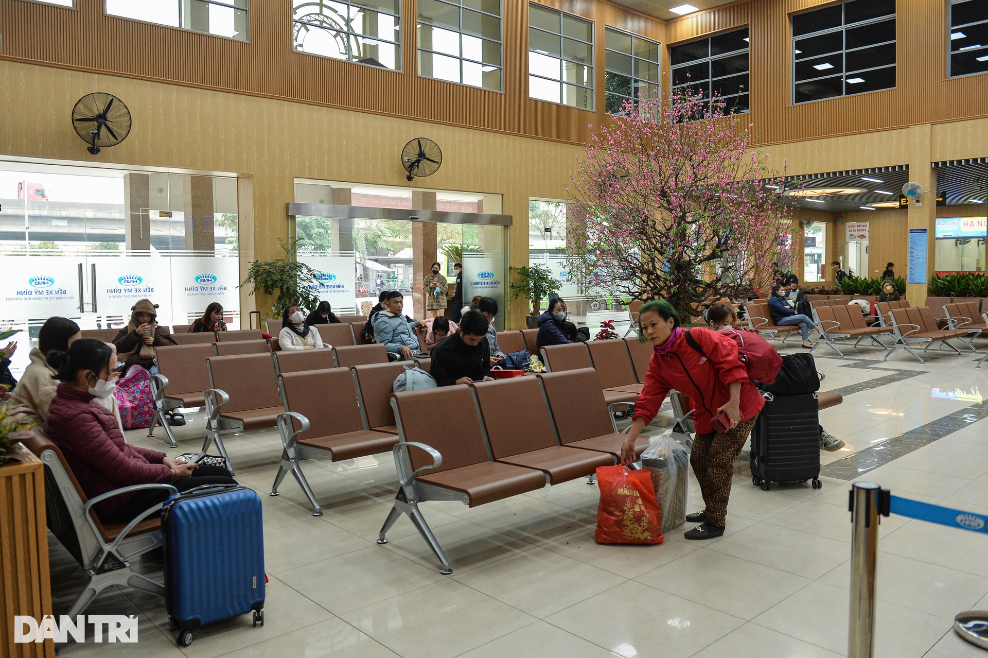 Người dân ùn ùn về quê ăn Tết, đường Vành đai 3 trên cao tắc hơn 3km - 9 Người dân ùn ùn về quê ăn Tết, đường Vành đai 3 trên cao tắc hơn 3km - 9