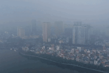 Bụi mịn phủ trắng trời, người dân Thủ đô khó thở sau chuỗi ngày ô nhiễm