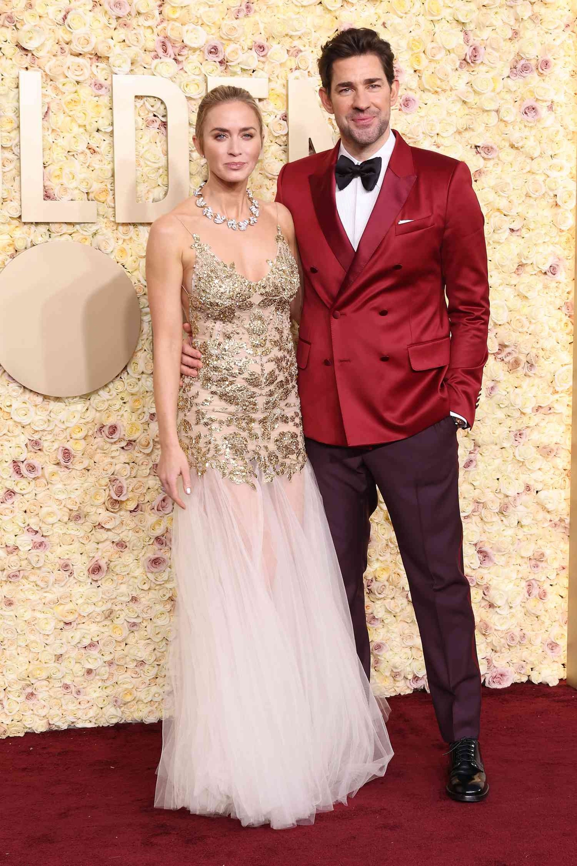 Taylor Swift khoe vai trần gợi cảm trên thảm đỏ Quả Cầu Vàng 2024 - 4 Taylor Swift khoe vai trần gợi cảm trên thảm đỏ Quả Cầu Vàng 2024 - 4