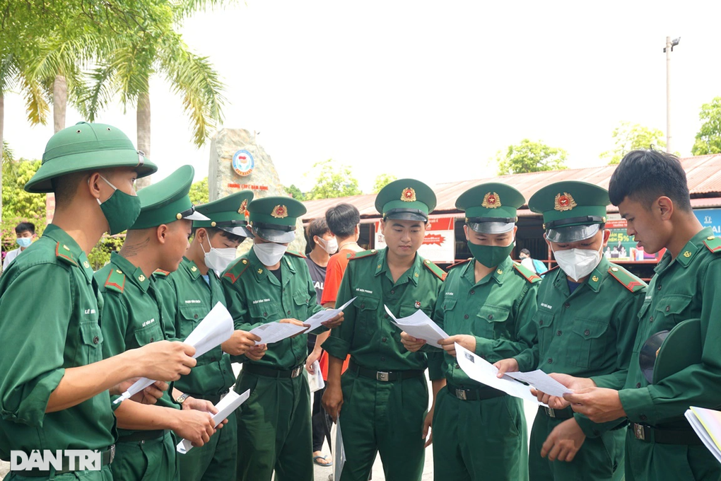 Hơn 1 triệu thí sinh hồi hộp làm thủ tục thi tốt nghiệp THPT 2022 - 9 Hơn 1 triệu thí sinh hồi hộp làm thủ tục thi tốt nghiệp THPT 2022 - 9