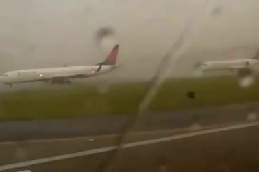 Máy bay bị sét đánh trúng đuôi khi chuẩn bị cất cánh