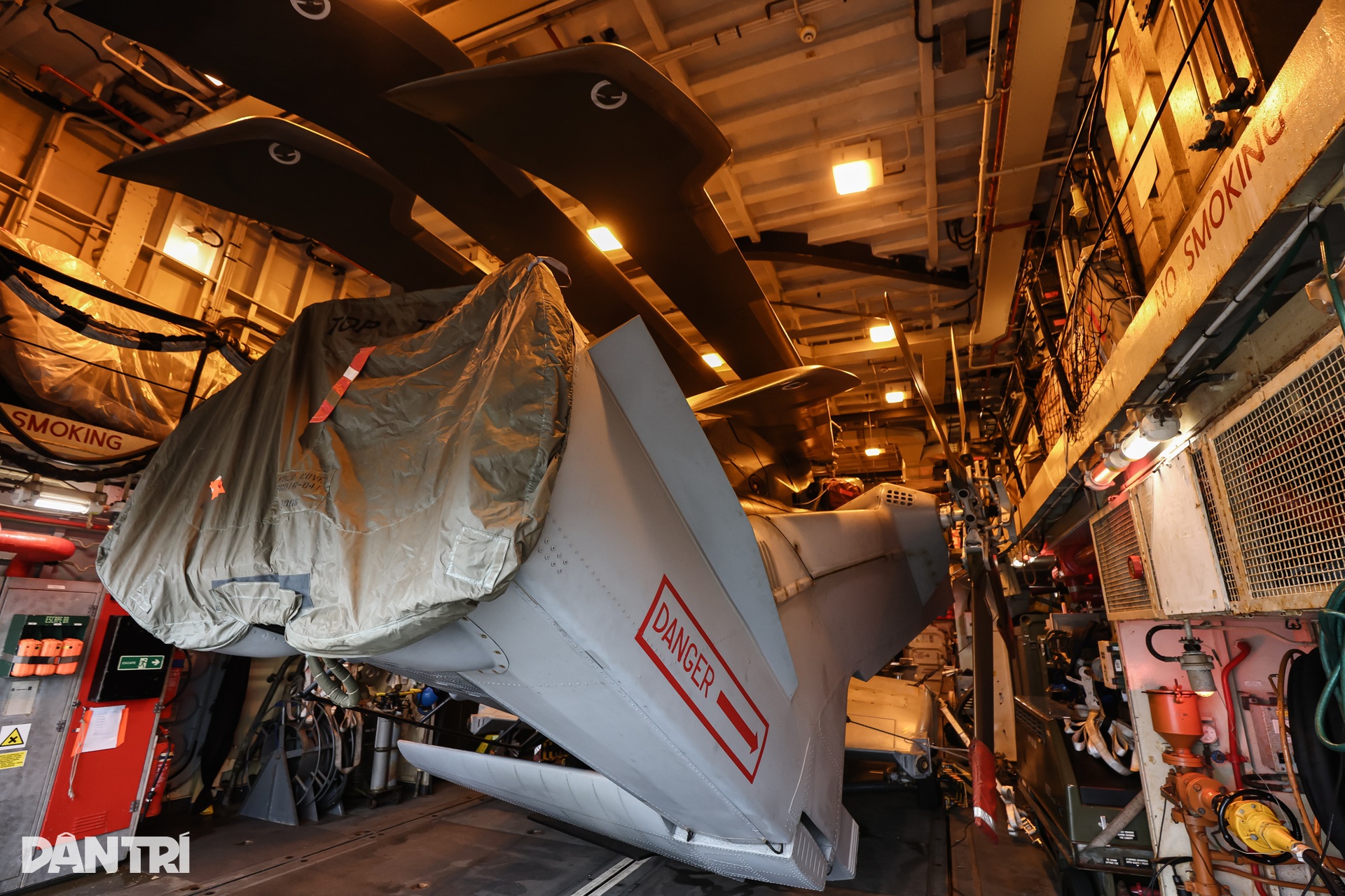 Dàn vũ khí tối tân của tàu Hải quân Hoàng gia Anh vừa cập bến Nhà Rồng - 9