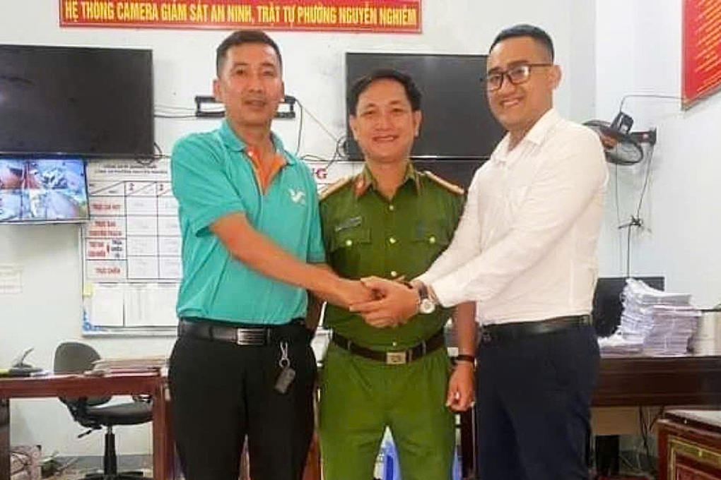 Tài khoản bất ngờ tăng 660 triệu đồng, tài xế taxi báo công an - 1