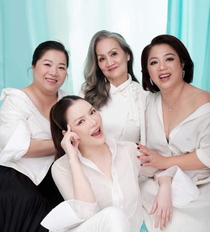 Lý Nhã Kỳ quây quần bên mẹ và các chị ngày Trung thu.