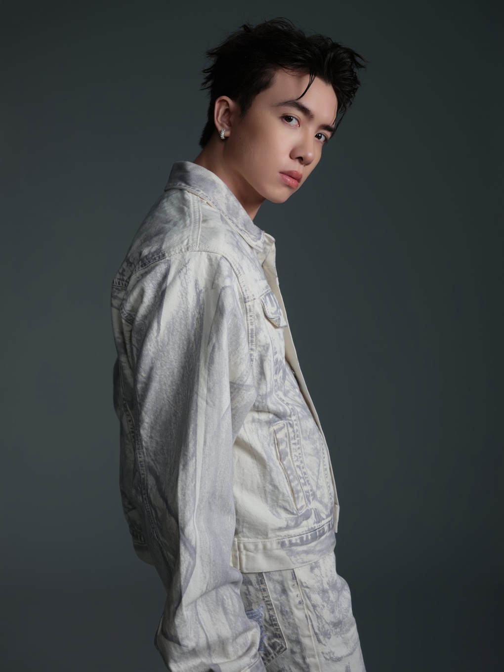 Xuân Định K.Y kể chuyện ở Ngôi thứ ba trong MV đầu tay - 1 Xuân Định K.Y kể chuyện ở Ngôi thứ ba trong MV đầu tay - 1