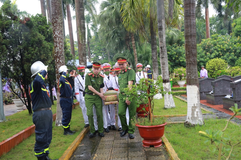 Tiễn đưa Thượng úy Đỗ Đức Việt về đất mẹ: Đồng đội ơi, hãy yên nghỉ nhé! - 5 Tiễn đưa Thượng úy Đỗ Đức Việt về đất mẹ: Đồng đội ơi, hãy yên nghỉ nhé! - 5