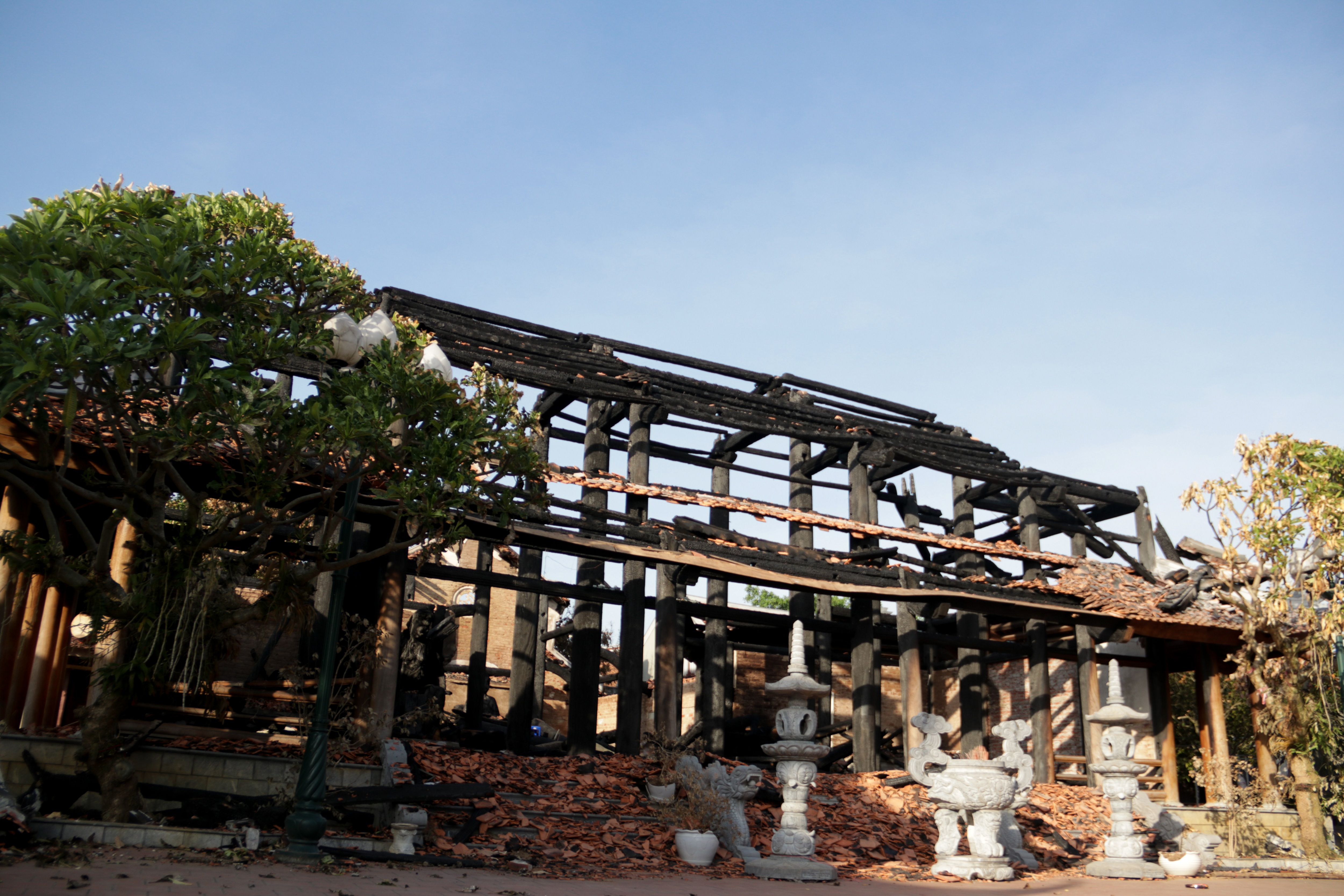 Hà Nội: Ngôi Tam bảo bằng gỗ lim hàng chục tỷ hóa than sau đêm hỏa hoạn - 2