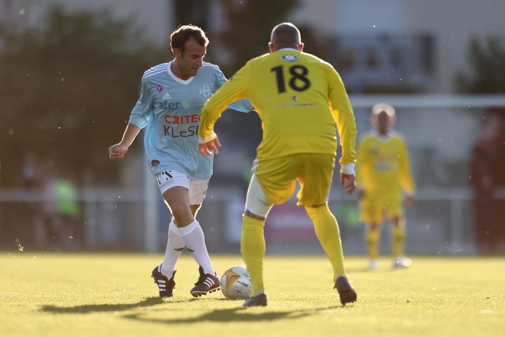 Tổng thống Pháp lăn xả trên sân bóng, sút phạt đền chính xác - 2 Tổng thống Pháp lăn xả trên sân bóng, sút phạt đền chính xác - 2