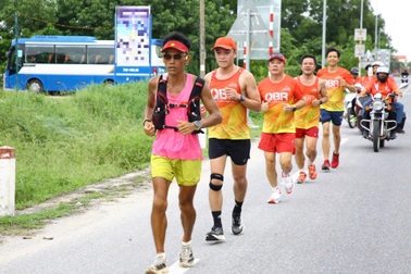 Sụt hơn 4kg, người đàn ông chạy bộ xuyên Việt vẫn bền bỉ tiến về Hà Nội