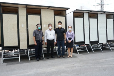 Chuyện những người trắng đêm lắp nhà vệ sinh khử khuẩn cho khu cách ly