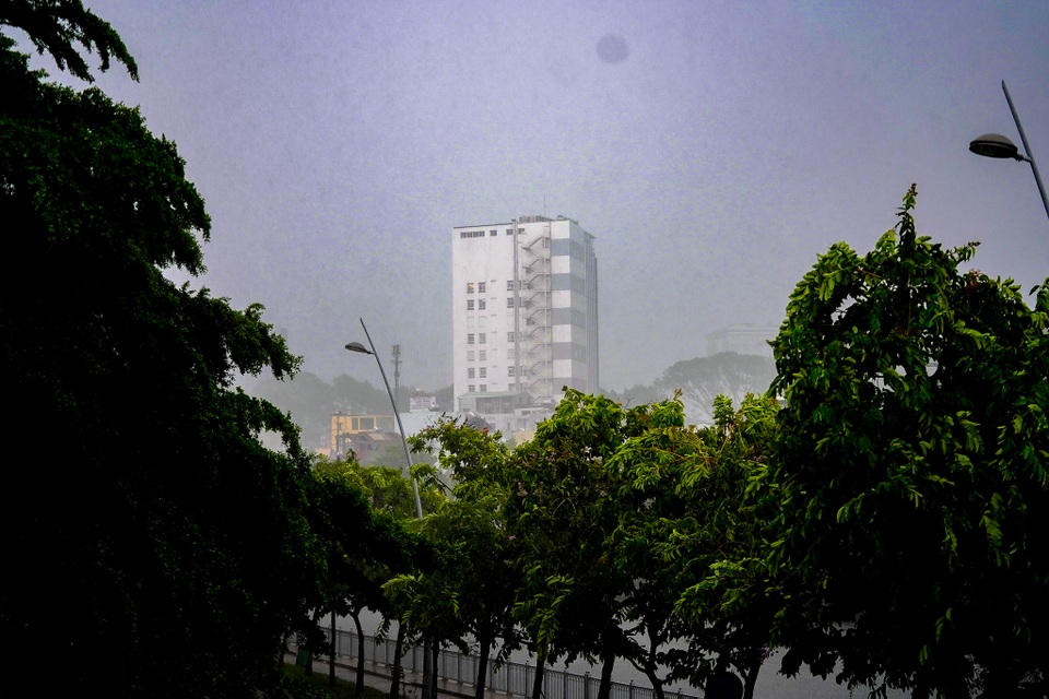 TPHCM: Đường phố sập tối trong cơn mưa lớn, người đi đường loạng quạng - 4