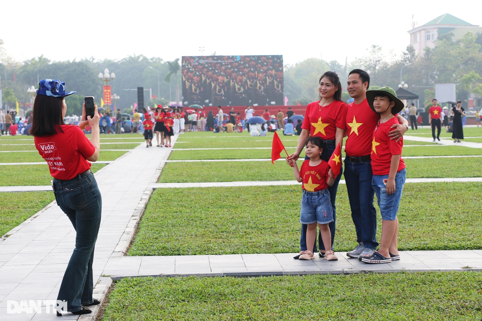Người dân đổ về quảng trường Hồ Chí Minh lưu lại hình ảnh ngày lễ 30/4 - 5