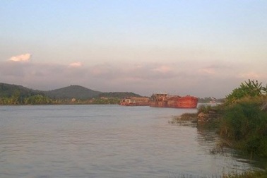 Đuổi ”cát tặc” không được, một phụ nữ nổ súng bắn chủ tàu