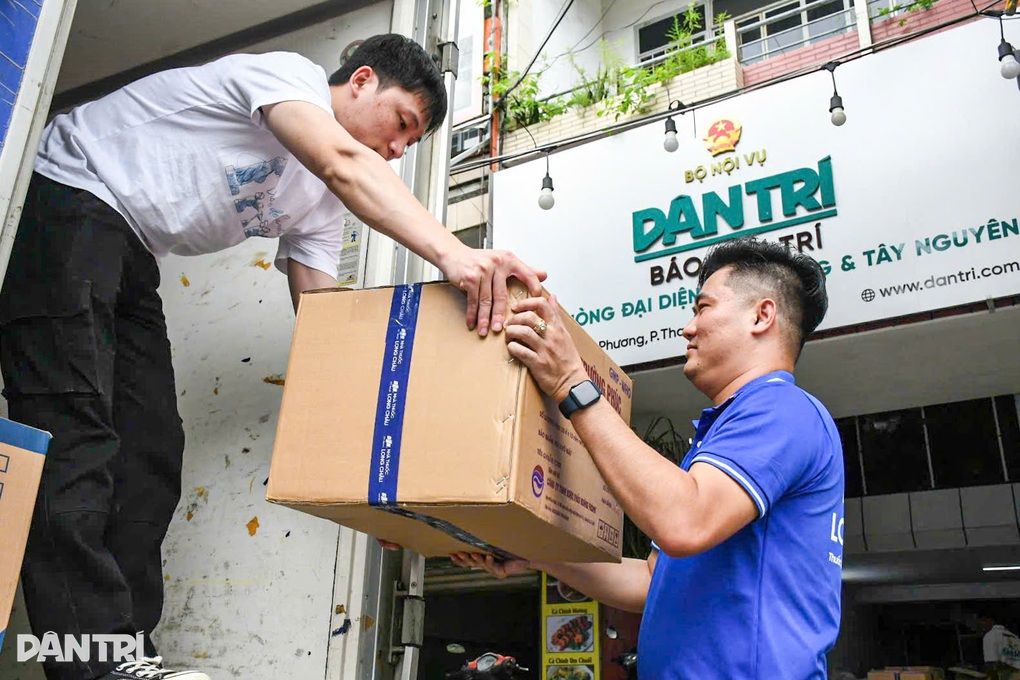 Dược phẩm Long Châu cùng báo Dân trí hỗ trợ thuốc tới bà con vùng lũ - 2 Dược phẩm Long Châu cùng báo Dân trí hỗ trợ thuốc tới bà con vùng lũ - 2