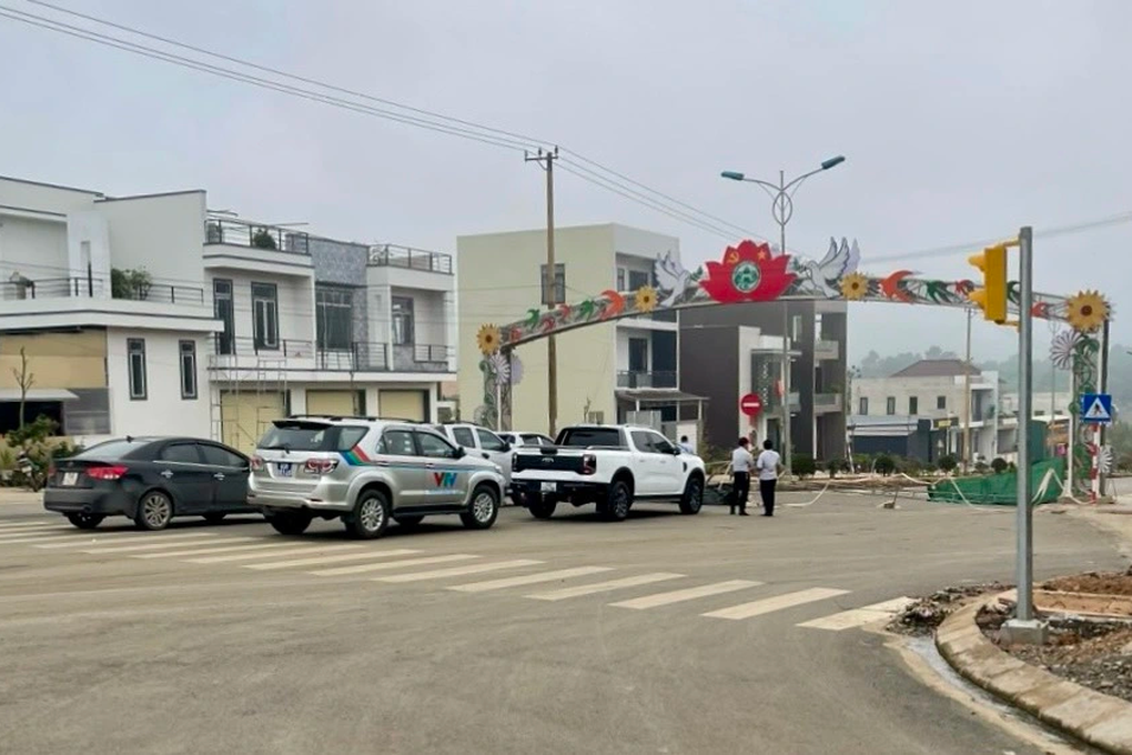 Huyện thất hứa, dân mang giường ra chặn đường suốt nhiều tháng - 4 Huyện thất hứa, dân mang giường ra chặn đường suốt nhiều tháng - 4