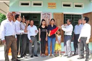 Trao tặng 70 nhà đại đoàn kết cho hộ dân nghèo
