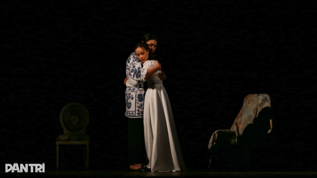 Khán giả vây kín, xin chữ ký nhà văn Marc Levy khi đi xem kịch ở TPHCM - 8