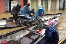 Mưu sinh trên phố ngập lũ ở Huế hốt bạc triệu mỗi ngày