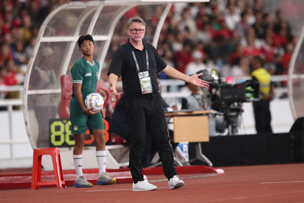 Đội tuyển Việt Nam lại thua Indonesia: Ai cứu nổi HLV Troussier? - 3 Đội tuyển Việt Nam lại thua Indonesia: Ai cứu nổi HLV Troussier? - 3