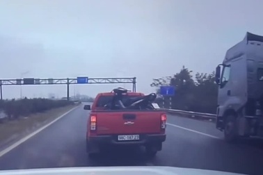 Tài xế bán tải với tình huống xử lý đầy nguy hiểm và khó hiểu trên quốc lộ