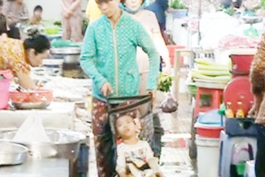 Mang trẻ bại não đi ăn xin