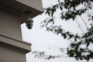 Anh tính gỡ thiết bị giám sát do Trung Quốc sản xuất khỏi khu vực nhạy cảm