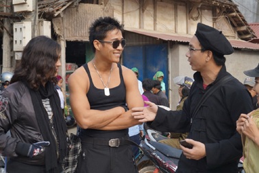 Linh Sơn “hot boy nổi loạn” khoe cơ bắp