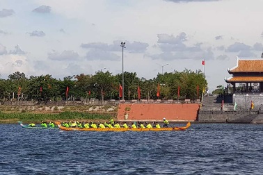 Hơn 200 vận động viên thi tài đua thuyền trên “dòng sông thiêng” Thạch Hãn