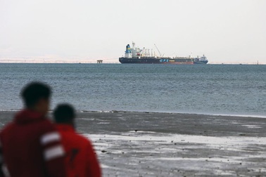 Bị kẹt kéo dài ở Suez, doanh nghiệp Trung Quốc như "ngồi trên đống lửa"