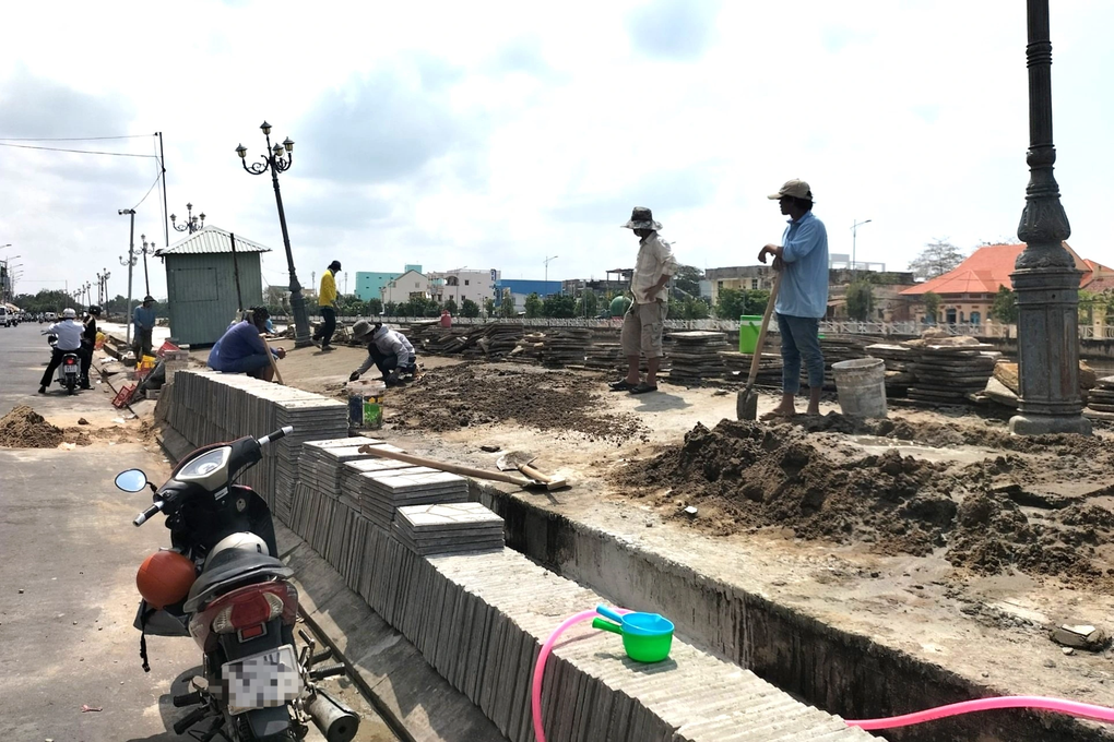 Khẩn trương sửa chữa bờ kè sông Bạc Liêu bị sụp lún - 1 Khẩn trương sửa chữa bờ kè sông Bạc Liêu bị sụp lún - 1