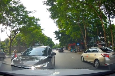 Tài xế quyết thi gan với xe chạy lấn làn ngược chiều