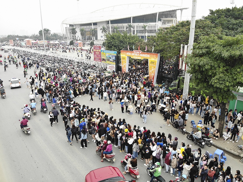 Hàng nghìn người đổ về sân vận động Mỹ Đình, giao thông ùn tắc kéo dài - 10 Hàng nghìn người đổ về sân vận động Mỹ Đình, giao thông ùn tắc kéo dài - 10