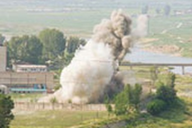 Video: Bình Nhưỡng cho nổ tung tháp lò phản ứng hạt nhân