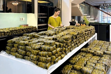 Người phụ nữ gây sốt với căn bếp ngăn nắp, bán chè thu 75 triệu đồng/lần