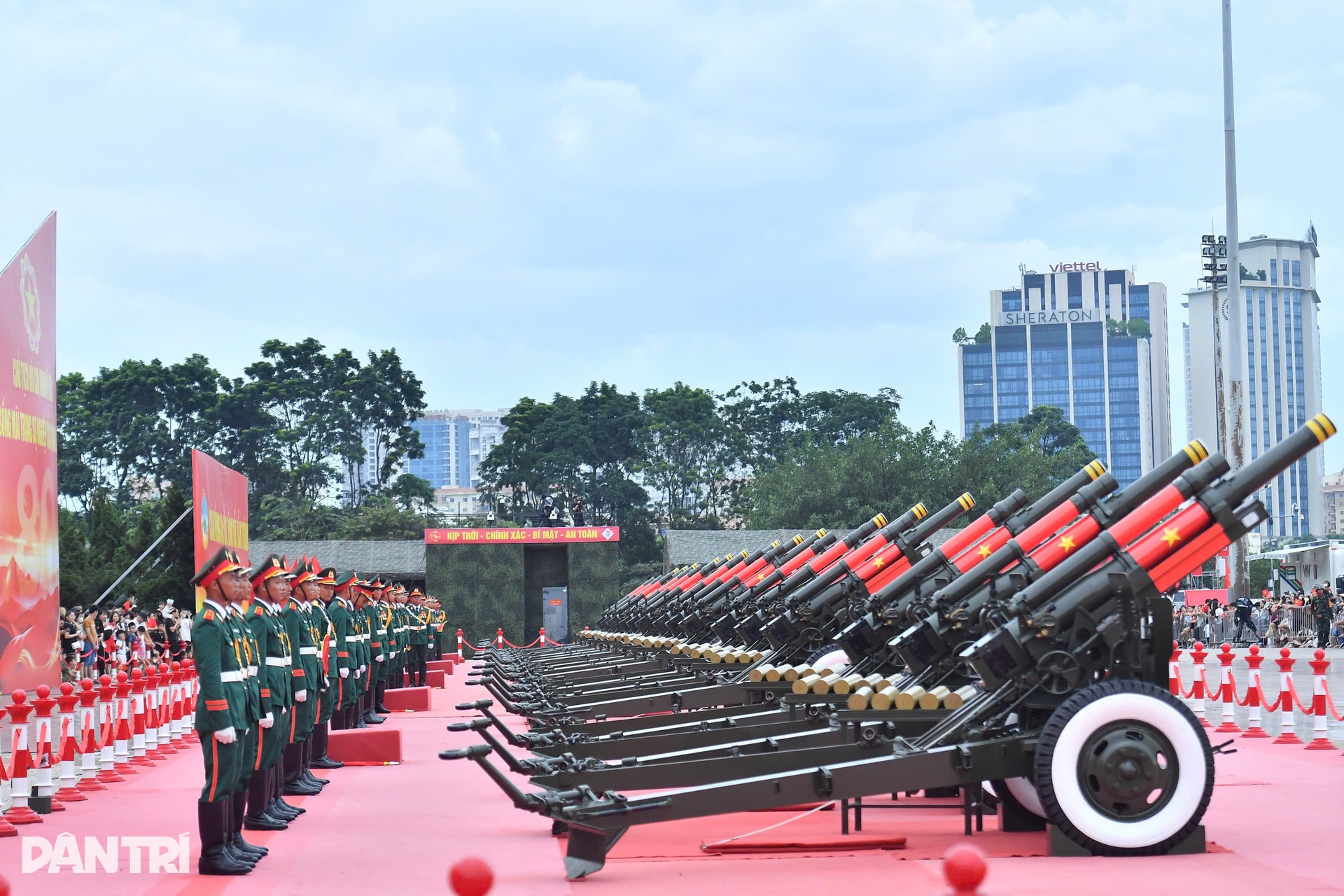 Người dân reo hò khi dàn xe tăng, bọc thép đến điểm tập kết tổng hợp luyện - 18 Người dân reo hò khi dàn xe tăng, bọc thép đến điểm tập kết tổng hợp luyện - 18